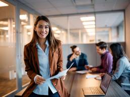 Gender pay gap: immagine di donna sorridente in ufficio